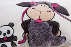 Nici 40869 Kissen Jolly Mäh Schaf Jolly Juicy Zungebleck +Panda 43x25cm Plüsch -Beliebter Spielzeugladen 40869 ansicht 01 2048x1365