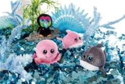 Nici 46964 Glubschis Summer Edition Delfin Delfina 15cm Plüsch Kuscheltier -Beliebter Spielzeugladen 46945 06 46966 46967 46964 Milieu 2048x1365 1