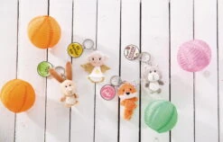 Nici 47529 Schlüsselanhänger Graue Katze Plüsch 7cm Ich Bring Dir Glück -Beliebter Spielzeugladen 47540 03 47528 47532 47530 Milieu vorl 2048x1306