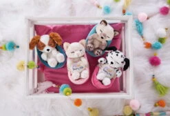 Nici 47891 Sleeping Pets Puppies Schlafender Dalmatiner Welpe Im Körbchen 12cm -Beliebter Spielzeugladen 47890 07 47891 47892 47893 Milieu vorl 2048x1391