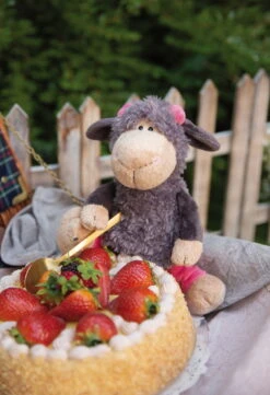 Nici 48534 Graues Schaf Mit Blume Jolly Lucy Ca 25cm Schlenker Plüsch Kuscheltier -Beliebter Spielzeugladen 48534 16 Milieu 1402x2048